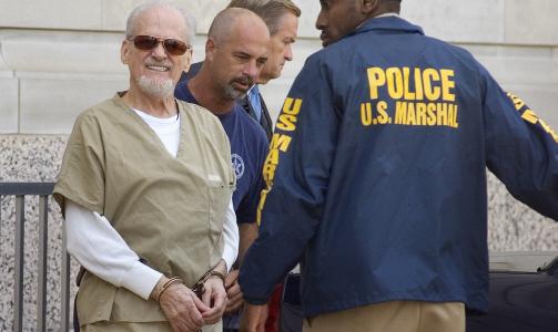  TILTALT:  Evangelist og tidligere jakkemaker Tony Alamo ledes bort fra rettssalen i Texarkana i USA. Han har erkl�rt seg selv ikke skyldig, og mener at rettssaken er en konspirasjon orkestrert av Vatikanet. Foto: AP