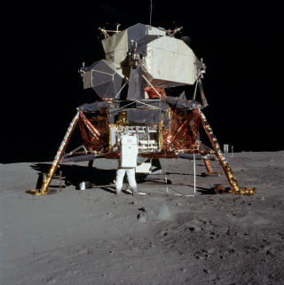 APOLLO 11: Her er astronaut Buzz Aldrin foran romstasjonen Apollo 11. Foto: NASA/Neil Armstrong