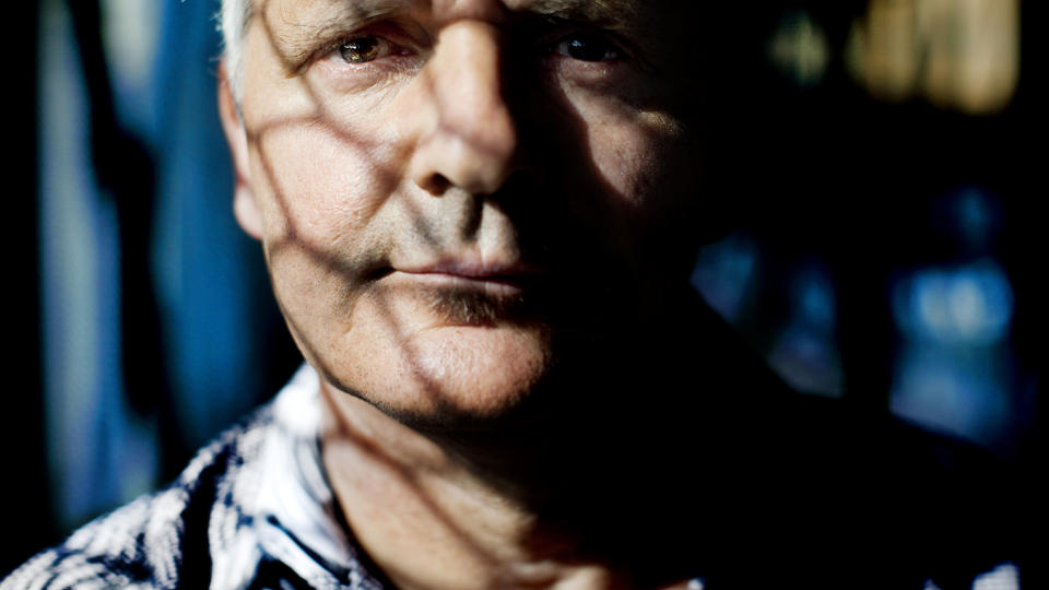  KJELL OLA DAHL har flere ganger uttalt at han er sv�rt bevisst p� at han skriver i en sjanger. Han sier at det er n�dvendig for ham � bryte konvensjoner og g� p� tvers av leserforventninger. Foto: Espen R�st