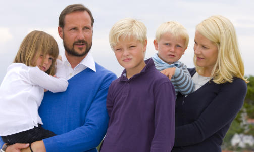 FLOTTE FAMILIEBILDER: Til tross for skarpt lys fikk pressen flotte bilder av kronprinsfamilien. Fra venstre prinsesse Ingrid Alexandra, kronprins Haakon, Marius Borg Høiby, prins Sverre Magnus og kronprinsesse Mette-Marit. Foto: SCANPIX FLOTTE FAMILIEBILDER: Til tross for skarpt lys fikk pressen flotte bilder av kronprinsfamilien. Fra venstre prinsesse Ingrid Alexandra, kronprins Haakon, Marius Borg Høiby, prins Sverre Magnus og kronprinsesse Mette-Marit. Foto: SCANPIX