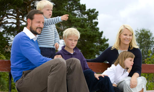 HELE FAMILIEN: Fra venstre kronprins Haakon, prins Sverre Magnus, Marius Borg Høiby, prinsesse Ingrid Alexandra og kronprinsesse Mette-Marit som ferierer på Flatholmen denne uka.
Foto: SCANPIX HELE FAMILIEN: Fra venstre kronprins Haakon, prins Sverre Magnus, Marius Borg Høiby, prinsesse Ingrid Alexandra og kronprinsesse Mette-Marit som ferierer på Flatholmen denne uka.
Foto: SCANPIX