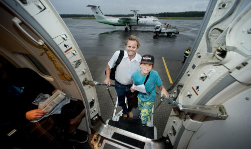 KJ�RTE FRA BERGEN: Jens Moos og s�nnen Harald (12) kj�rte fra Bergen til Torp, og skal ta fly til Bologna i Italia. - Det er billig, og det er det viktigste. Vi har sjekket prisene n�ye og sammenlignet med flere flyselskaper. De har betalt 1000 kroner for to voksne og to barn. - Hos SAS var det ti ganger s� dyrt, mens det var dobbelt s� dyrt hos Norwegian. Foto: John Terje Pedersen