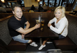 PRISEN BESTEMMER: Morten Boberg (39) og Anne Hubert (38) fra Oslo og H�nefoss skal med flyet til Birmingham. - Ryanair er billig, og prisen er viktigst, sier de to som har betalt 4200 kroner for to personer tur-retur. DE skal mellomlande i Birmingham p� vei til Alicante. - Det er bra med konkurranse mellom selskapen, mener Morten. De to mener komfort ikke er s� viktig. - Vi trenger ikke noe luksus. Foto: John Terje Pedersen.