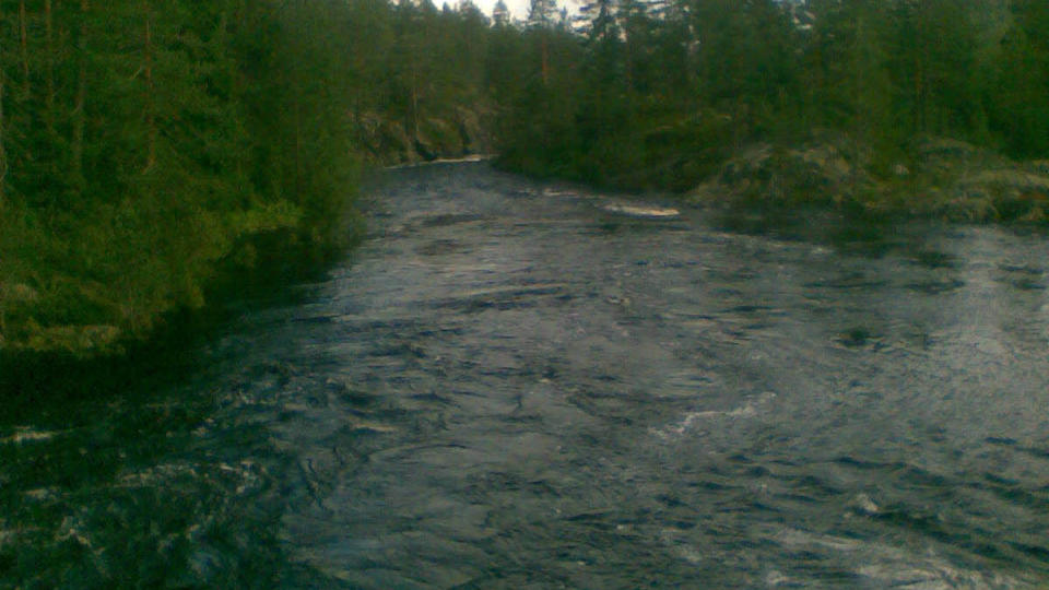 SRTI ELV: I elva Skogs�i er det sterk vannf�ring. Rett ved S�ndelandsbrua s� et vitne to personer hengende i b�tripa nedover elva.  Foto: AUDUN HASVIK