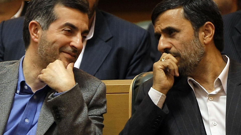 TREKKER SEG: Mannen president Mahmoud Ahmadinejad �nsket som visepresident, Esfandiar Rahim Mashaie, (t.v.), trekker seg. Foto: BEHROUZ MEHRI/AFP