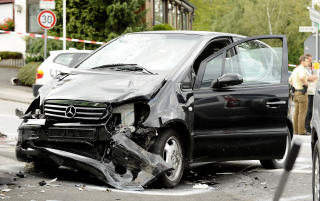 ULYKKESBILEN: Fremdeles p� ulykkesstedet. Foto: AFP/Scanpix