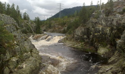 H�Y VANNF�RING: Mye regn har gjort at det er h�y vannf�ring og fart i elva. Dette bildet er tatt nedenfor fossen der de to sist ble sett. Foto: ESPEN R�ST