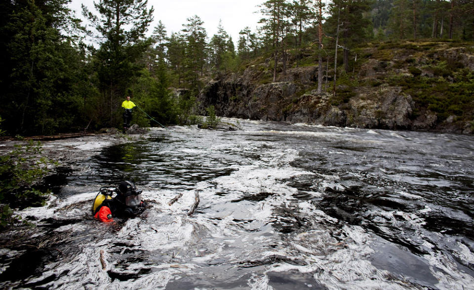 VANSKELIGE FORHOLD: Dykkere lette i hele g�r kveld etter de to savnede, uten resultat. De vil fortsette letingen i dag. Foto: ESPEN R�ST/DAGBLADET