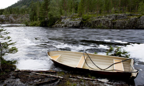 FUNNET TOM: B�ten far og datter la ut i, ble funnet ca. 600 meter nedenfor fossen der de to ble sett siste gang. Foto: ESPEN R�ST/DAGBLADET