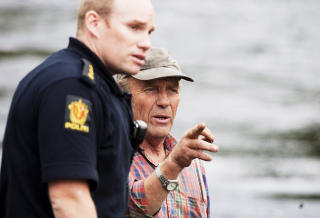 PR�VDE � HJELPE: Ivar Hauk�s (61, t.h.) fors�kte � hjelpe de to som klamret seg fast til b�tripa, men kunne lite gj�re. Foto: ESPEN R�ST/DAGBLADET