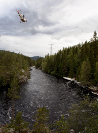 HELIKOPTRE: Redningshelikoptre ble ogs� satt inn i letingen. Heller ikke de kunne finne far og datter. Foto: ESPEN R�ST/DAGBLADET