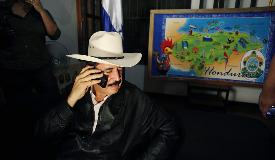 VIL RETURNERE: Honduras' avsatte president Manuel Zelaya har varslet at han kommer til � returnere til hjemlandet. Kuppmakerne sier han da vil bli arrestert og stilt for retten. Foto: ESTEBAN FELIX/AP/SCANPIX