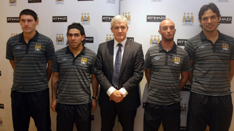 MILLIARDKJ�P: Her stiller Mark Hughes opp med tre av Citys nye spillere. Gareth Barry, Carlos Tevez st�r til venstre for City-sjefen, Roque Santa Cruz helt til h�yre. Foto: AFP PHOTO/KARIM SAHIB