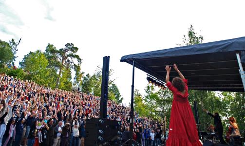  OPP OG FRAM:   Therese Skauge og Arve Henriksen drar med publikum p� formiddagstrim under l�rdagens utekonsert. Foto: TERJE MOSNES.