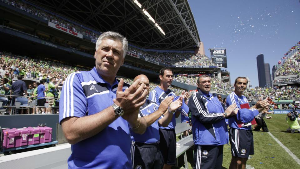 - GODT RUSTET: Sir Alex Ferguson mener Chelsea st�r godt rustet med manager Carlo Ancelotti (t.v.) foran den n�rt forest�ende seriestarten i England.Foto: SCANPIX/AP Photo/Elaine Thompson