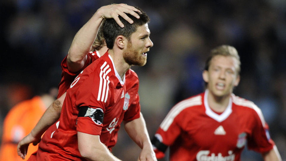 REAL FRISTER: Xabi Alonso debuterte for Liverpool sommeren 2004. N� kan midtbaneelganten v�re p� vei til spansk fotball, om Real Madrid f�r det som de vil. Foto: Adrian Dennis / AFP.