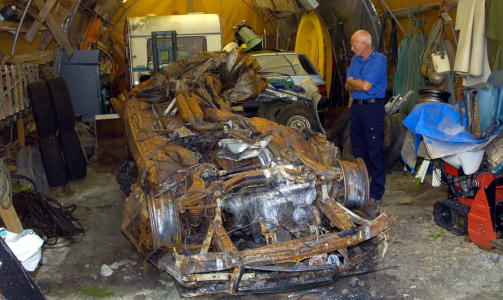 BRANT: Her unders�ker Havarikommisjonen bilvraket av Mercedsen. Bilen begynte � brenne etter den voldsomme kollisjonen. Foto: Fridgeir Walderhaug