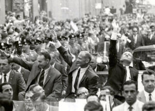 VARM VELKOMST: New York �nsker de tre romfarerne velkommen. Neil Armstrong, Buzz Aldrin og Michael Collins. P� dav�rende tidspunkt var det den st�rste paraden som noensinne hadde v�rt i New York.