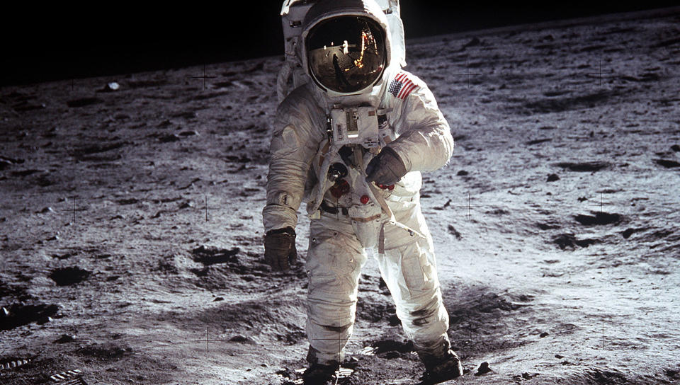 MOONWALK: Bildet av Buzz Aldrin p� m�nen er tatt av Neil Armstrong. Man kan se speilbilde av ham i Aldrins visir.