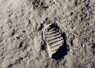 SATTE MERKER: Fotavtrykket til Buzz Aldrin er foreviget av ham selv. Aldrin skulle seinere komme til � miste fotfestet.