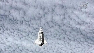 P� BES�K: Romferjen Endeavour, sett fra ISS fredag 17. juli. Foto: AFP PHOTO/NASA VIDEO
