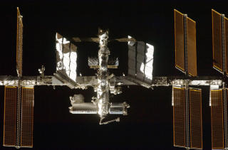 STYRTES? Augustine-kommisjonen anmoder at Den internasjonale romstasjonen ISS skal f� forlenga levetida. Utposten i lav jordbane er s� langt bare dr�ye 80 prosent ferdigbygget. Foto: Scanpix/AFP PHOTO/NASA