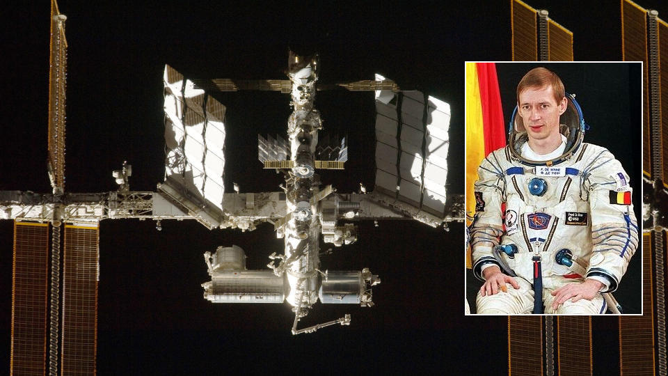 TR�R TIL: Den belgiske astronauten Frank De Winne som har f�tt �ren av � reparere toalettet. Det blir n�dvendig med hansker, vernebriller og en maske. Foto: AFP/NASA