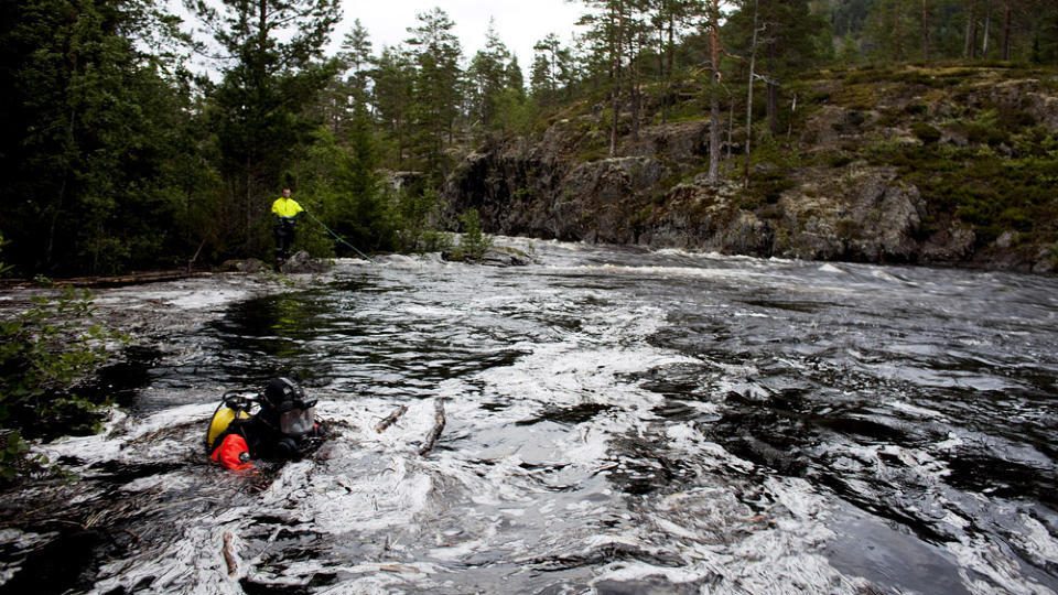 VANSKELIGE FORHOLD: Dykkere lette i hele g�r kveld etter de to savnede, uten resultat. De vil fortsette letingen i dag. Foto: ESPEN R�ST/DAGBLADET