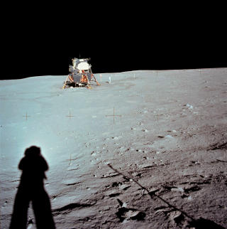 MANNEN P� M�NEN: Bildet av �Eagle� er tatt av Neil Armstrong.