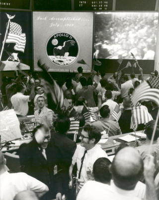 FULL FEIRING: I NASAs kontrollrom jublet de da Apollo 11, etter noen nervepirrende minutter, landet trygt p� m�nen.