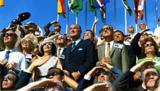 FARVEL: Visepresident Spiro Agnew og tidligere president Lyndon B. Johnson betrakter oppskytningen av Apollo 11.
