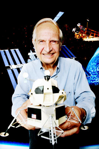 TV-GUIDE: Erik Tandberg ledet det norske folk gjennom TV-sendingene fra m�nelandingen i 1969, og har truffet astronautene flere ganger.