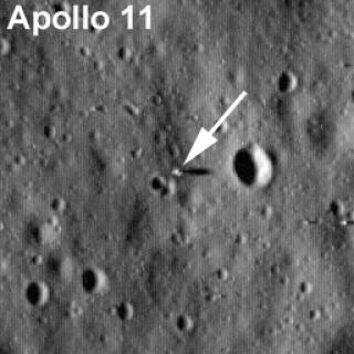 NYLIG BEVIS: S� seint som i forrige uke tok et NASA-fart�y dette bildet av m�nens overflate. Pila viser landingsmodulen til Apollo 11, som fremdeles befinner seg p� m�nen.Foto: NASA/WIKIMEDIA COMMONS