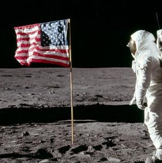 INGEN STJERNER, B�LGENDE FLAGG: Og alt har en vitenskapelig forklaring. Stjernene syntes ikke fordi det var dag og sola skinte p� m�nen.Foto: NASA/WIKIMEDIA COMMONS