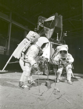 TRENTE I STUDIO: Konspirasjonsteoretikerne skal ha det til at m�nelandingen for 40 �r siden var tatt opp i et studio p� jorda. Riktignok trente Armstrong og Aldrin p� � g� p� m�nen i NASAs lokaler, men st�vskyene p� filmopptakene fra m�nen beviser at de virkelig var der.Foto: NASA/WIKIMEDIA COMMONS
