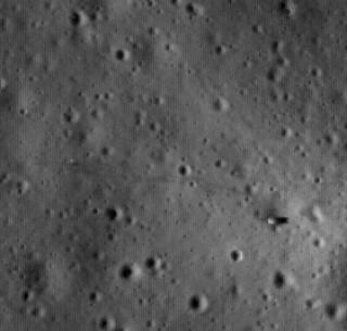 SATTE SPOR: Samme farkost knipset ogs� Apollo 14-modulen (den lysende prikken til h�yre for midten) og spor fra astronautenes bevegelser (horisontalt midt i bildet).Foto: NASA/WIKIMEDIA COMMONS