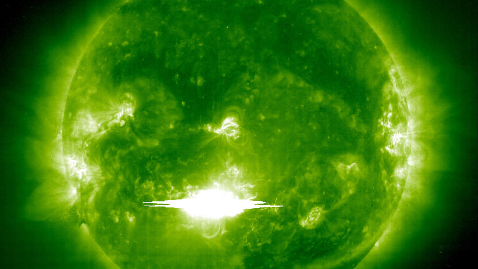 KOSMISK STR�LING: Forklarer ikke klimaendringene i s�rlig grad, mener P�l Prestrud ved senteret for klimaforskning i Oslo, Cicero: - Direkte m�linger av kosmisk str�ling og solstr�ling viser at det ikke har v�rt noen netto endring de siste 30-40 �r, og det m� til dersom kosmiske str�ling skal kunne forklare den sterke globale oppvarmingen i denne perioden, skriver han. FOTO: REUTERS/Nasa/ESA Soho