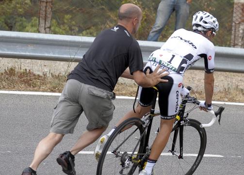 NOK HJELP? Carlos Sastre sykler for et lag som ogs� skal hjelpe Thor Hushovd til � vinne den gr�nne tr�ya. Foto: EPA