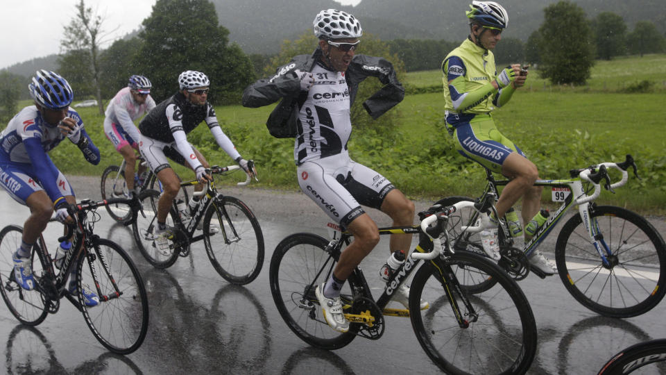 IKKE ETTER PLANEN: Carlos Sastre har ikke klart � forsvare Tour de France-posisjonen sin. Fjor�rsvinneren ligger p� 11. plass - nesten fire minutter bak Alberto Contador. Foto: AP