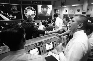 GAMLE DAGER: Flight Director Gene Kranz var med på å bygge opp NASA, og deltok i oppskytingen av USAs første astronaut og Apollo-11-landingen. I boka Failure is not an option beskriver han de første, usikre årene i NASA hvor de måtte bryte ny grunn. - Når jeg ser tilbake så innser jeg hvor primitive fasiliteter vi hadde, skriver Kranz. Her feirer han Apollo 13s trygge hjemkomst med en sigar i kontrollrommet. Foto: SCANPIX GAMLE DAGER: Flight Director Gene Kranz var med på å bygge opp NASA, og deltok i oppskytingen av USAs første astronaut og Apollo-11-landingen. I boka Failure is not an option beskriver han de første, usikre årene i NASA hvor de måtte bryte ny grunn. - Når jeg ser tilbake så innser jeg hvor primitive fasiliteter vi hadde, skriver Kranz. Her feirer han Apollo 13s trygge hjemkomst med en sigar i kontrollrommet. Foto: SCANPIX