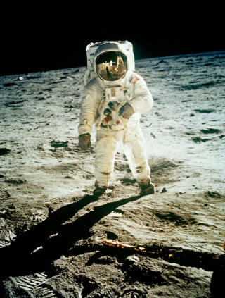 KRITISK: Buzz Aldrin fotografert på måneoverflaten. Aldrin, som var nummer to, er sterk motstander av at NASA vil tilbake til månen, og mener Mars må være førsteprioritet. Foto: AP Photo, NASA KRITISK: Buzz Aldrin fotografert på måneoverflaten. Aldrin, som var nummer to, er sterk motstander av at NASA vil tilbake til månen, og mener Mars må være førsteprioritet. Foto: AP Photo, NASA