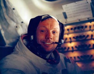 ETTER GÅTUREN: Neil Armstrong vel tilbake i landingsmodulen etter de historiske skrittene i 1969. Armstrong har i årene etter trukket seg tilbake og stiller sjelden til intervjuer eller begivenheter som omhandler Apollo 11. Foto: SCANPIX/EPA/NASA ETTER GÅTUREN: Neil Armstrong vel tilbake i landingsmodulen etter de historiske skrittene i 1969. Armstrong har i årene etter trukket seg tilbake og stiller sjelden til intervjuer eller begivenheter som omhandler Apollo 11. Foto: SCANPIX/EPA/NASA