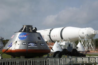 NESTE GENERASJON: Kapselen Orion er barnet til NASAs nye Constellation-prosjekt. Den bygger på Apollo-fartøyet, og skal kunne bringe fire til seks astronauter til ISS, månen eller Mars. Foto: SCANPIX/AFP PHOTO NESTE GENERASJON: Kapselen Orion er barnet til NASAs nye Constellation-prosjekt. Den bygger på Apollo-fartøyet, og skal kunne bringe fire til seks astronauter til ISS, månen eller Mars. Foto: SCANPIX/AFP PHOTO