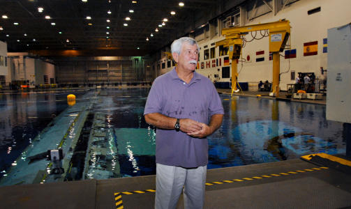 VIL OPP OG UT: Ingeniør Ronald «Ron» Buckley (67) husker dagene i NASA under Apollo-programmet. - Det var en utrolig æra hvor vi la grunnlaget, sier han til Dagbladet. Her står Buckley ved verdens største innendørsbasseng på Johnson Space Center i Houston, hvor astronauter trener på rompromenader med fullskalamodeller av ISS-moduler og Hubble i vannet. Foto: GEIR BARSTEIN/Dagbladet VIL OPP OG UT: Ingeniør Ronald «Ron» Buckley (67) husker dagene i NASA under Apollo-programmet. - Det var en utrolig æra hvor vi la grunnlaget, sier han til Dagbladet. Her står Buckley ved verdens største innendørsbasseng på Johnson Space Center i Houston, hvor astronauter trener på rompromenader med fullskalamodeller av ISS-moduler og Hubble i vannet. Foto: GEIR BARSTEIN/Dagbladet