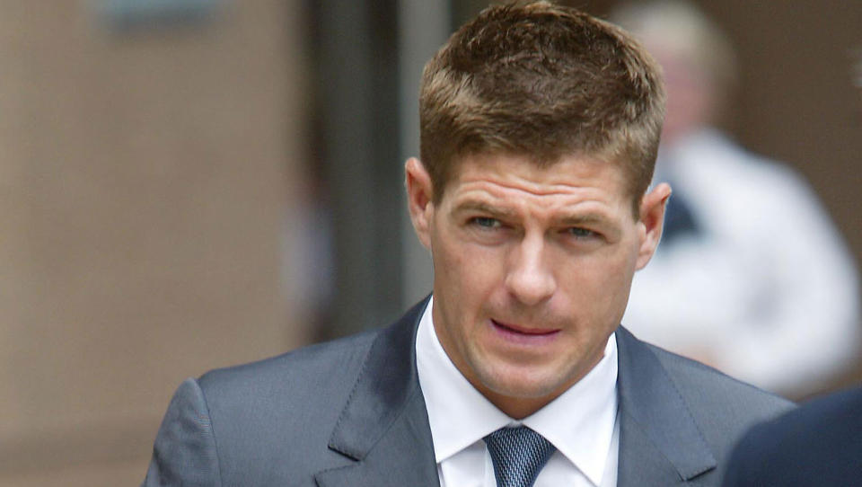 M� FORKLARE SEG: Steven Gerrard p� vei inn i rettslokalet i Liverpool. I mellomtida er lagkameratene i Thailand p� treningsleir. Foto: Tony Spencer / AFP.