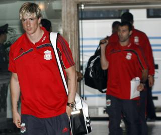 P� TRENINGSLEIR: Fernando Torres og Javier Mascherano p� vei inn i spillerhotellet i Bangkok. Foto: Kerek Wongsa / REUTERS.