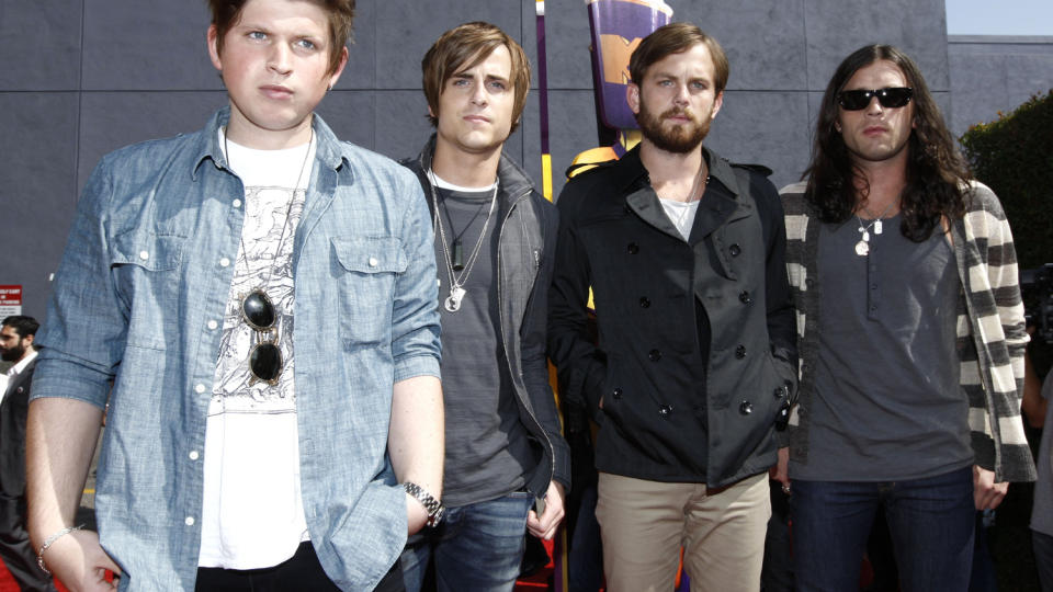 M�TTE AVLYSE: Kraftig vind og skogbranner gjorde at bandet Kings of Leon m�tte trekke seg fra sin konsert p� Benicassim-festivalen i Spania. Foto: Matt Sayles/AP.