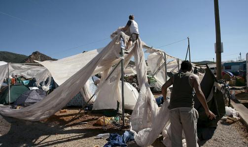 STORE SKADER: Om lag 1 500 festivaldeltakere m�tte forflytte seg da vinden sto p� som verst. Foto: EPA/DOMENECH CASTELLO