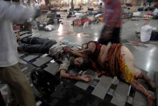 KASAB SITT VERK: Slik s� det ut p� Chhatrapati Shivaji Terminus jernbanestasjon i Mumbai etter at Mohammad Ajmal Kasab og hans medsammensvorne Abu Ismail hadde g�tt rundt med h�ndgranater og en AK-47. (AP Photo/Sebastian D'souza/Mumbai Mirror, File)