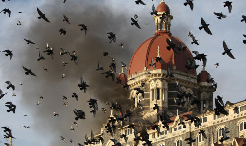 TERROR: 166 ble drept og over 300 s�ret under terrorangrepet mot forskjellige m�l i Mumbai. Her brenner Taj Mahal hotel. Foto:EPA/STRINGER/SCANPIX